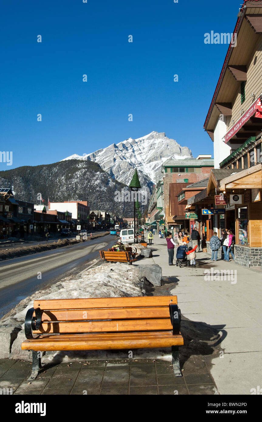 Le mont Norquay surplombe le centre-ville de Banff, dans le parc national Banff, Alberta, Canada. Banque D'Images