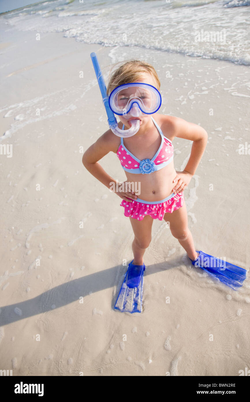 USA, Floride, Saint Pete Beach, Portrait of Girl (8-9) dans l'équipement de plongée des beach Banque D'Images