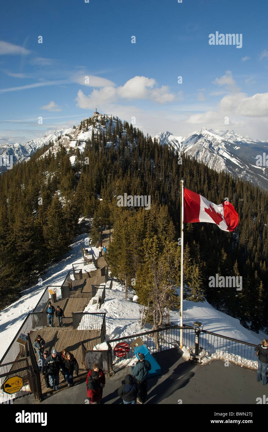 Drapeau canadien volant au sommet de Sulphur Mountain, Banff, Alberta, Canada. Banque D'Images