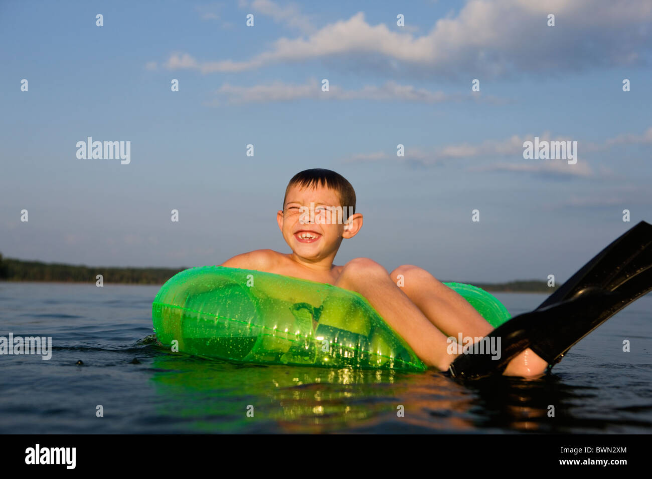 USA, Ohio, Stockton, Stockton Lake, boy (6-7) swimming in Banque D'Images