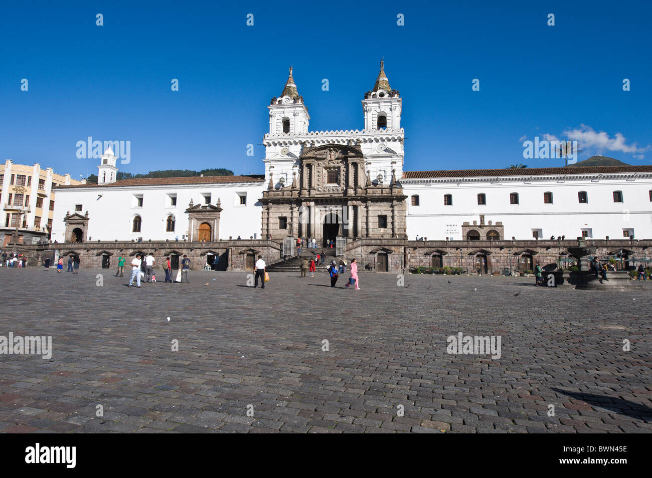 Église de San Francisco et Plaza de San Francisco, Centre historique, Quito, Équateur. Banque D'Images