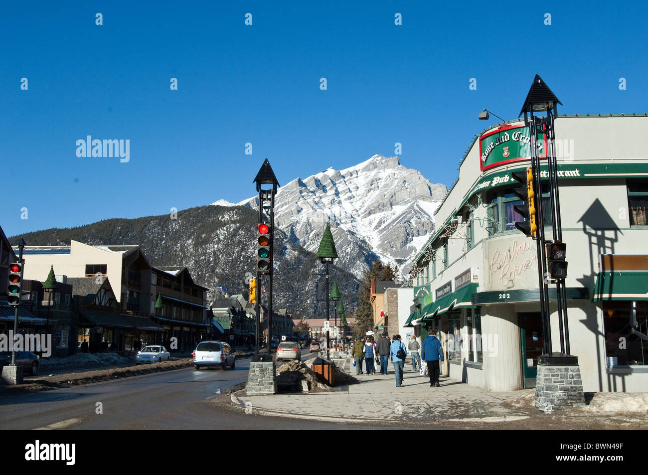 Le mont Norquay surplombe le centre-ville de Banff, en Alberta, au Canada. Banque D'Images