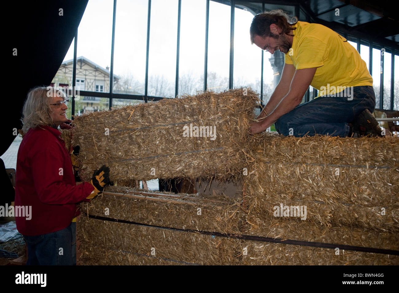 Améliorations à la maison 'salon Batir Ecologique', Green Buildings Products, démonstration installation murs de foin naturel, isolation de la maison écoénergétique, responsable Banque D'Images