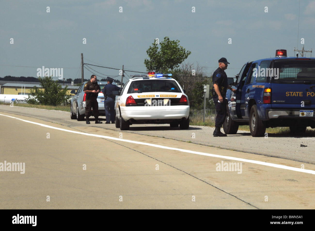 Les shérifs du comté de Monroe et Département de police de l'État du Michigan ont une voiture s'est arrêtée Banque D'Images