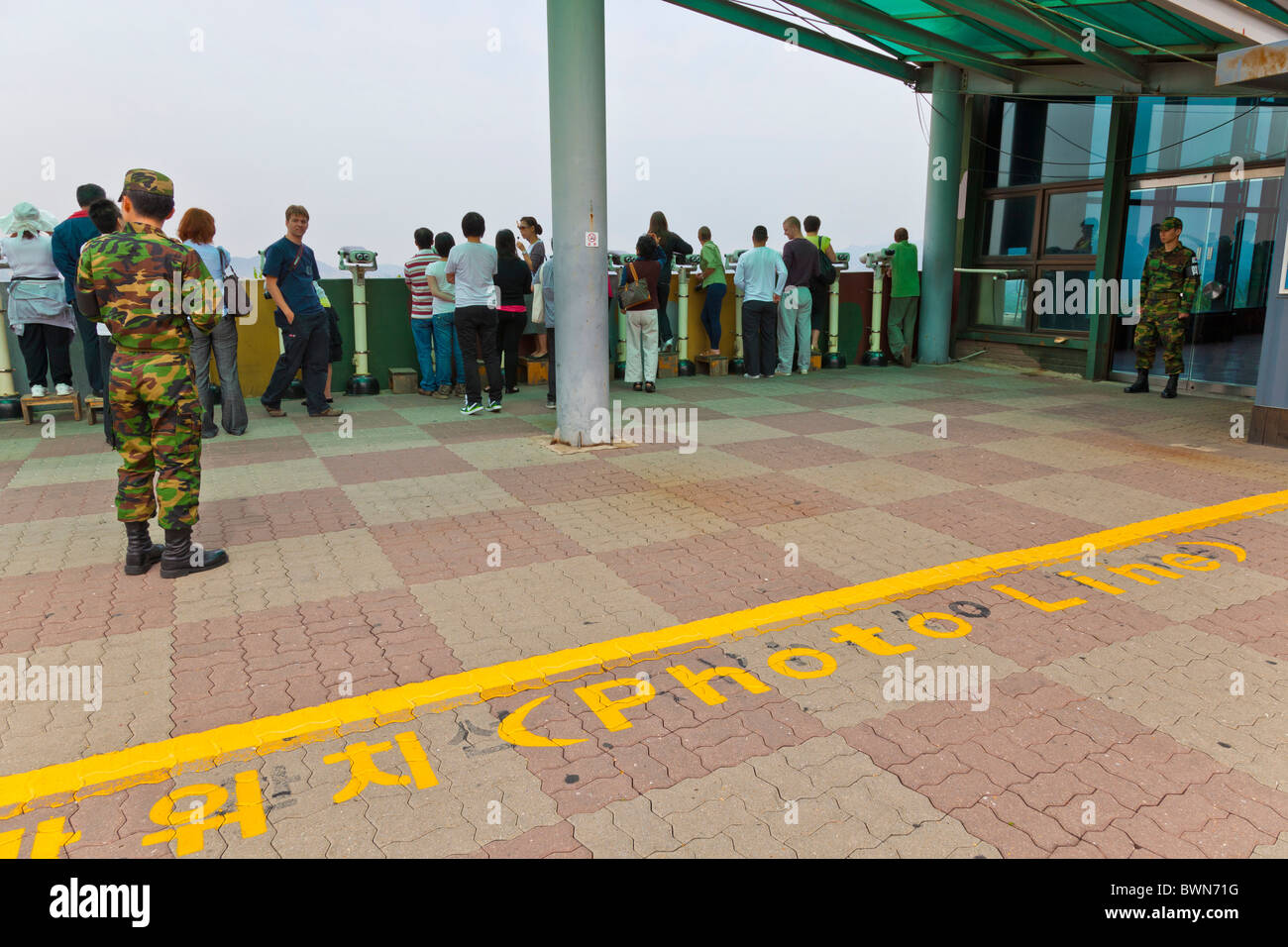 Ligne de démarcation à photo Observatoire de Dora donnant sur la Corée du Nord, Panmunjeom, DMZ Demilitarized Zone, la Corée du Sud. JMH3795 Banque D'Images