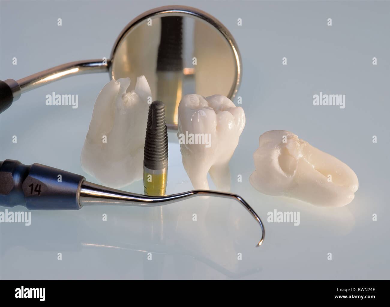 Des dents de sagesse et d'instruments dentaires Banque D'Images