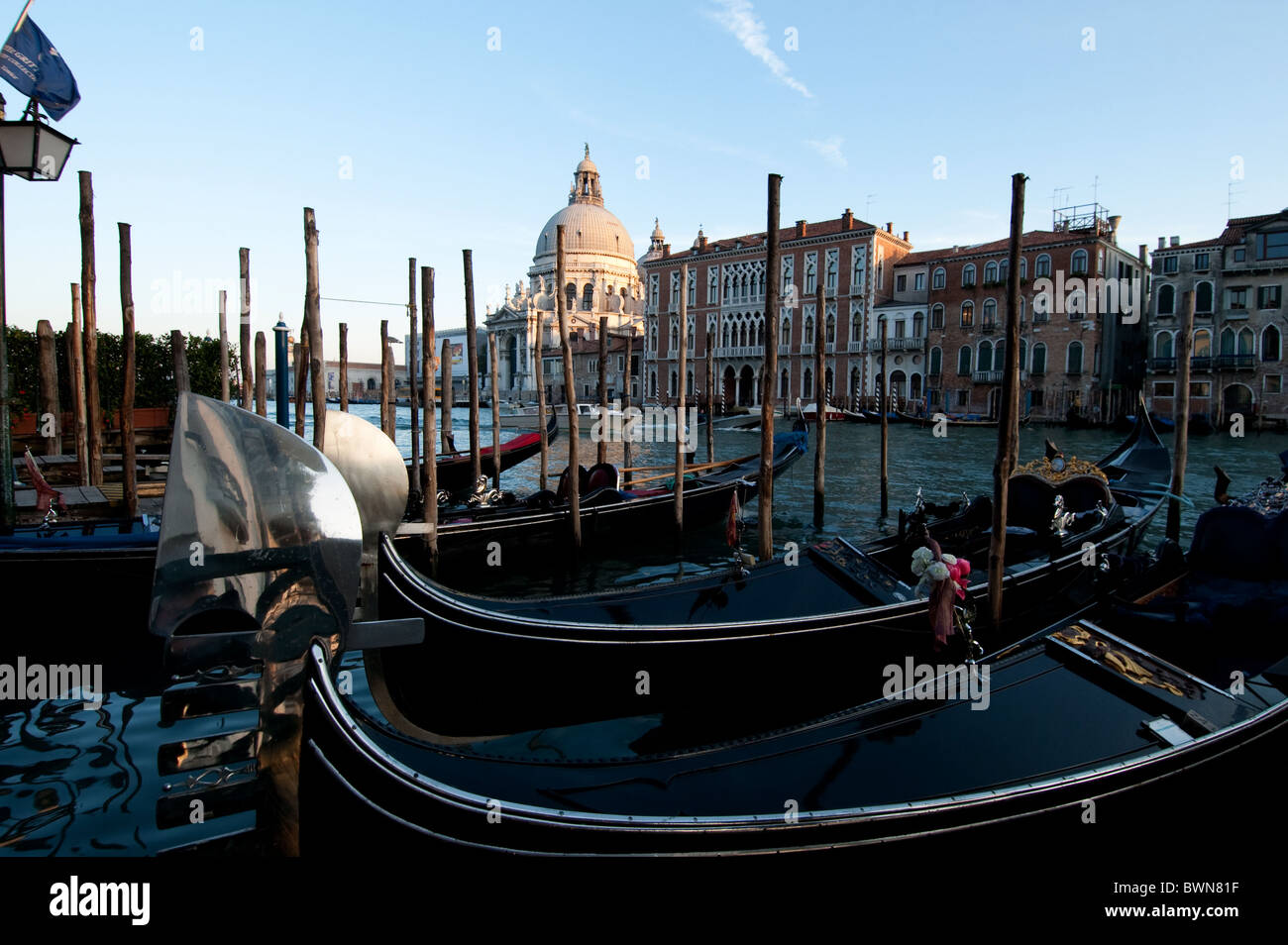 En gondole à canal grande avec vue sur Santa Maria della Salute de Venise , 2010 Banque D'Images