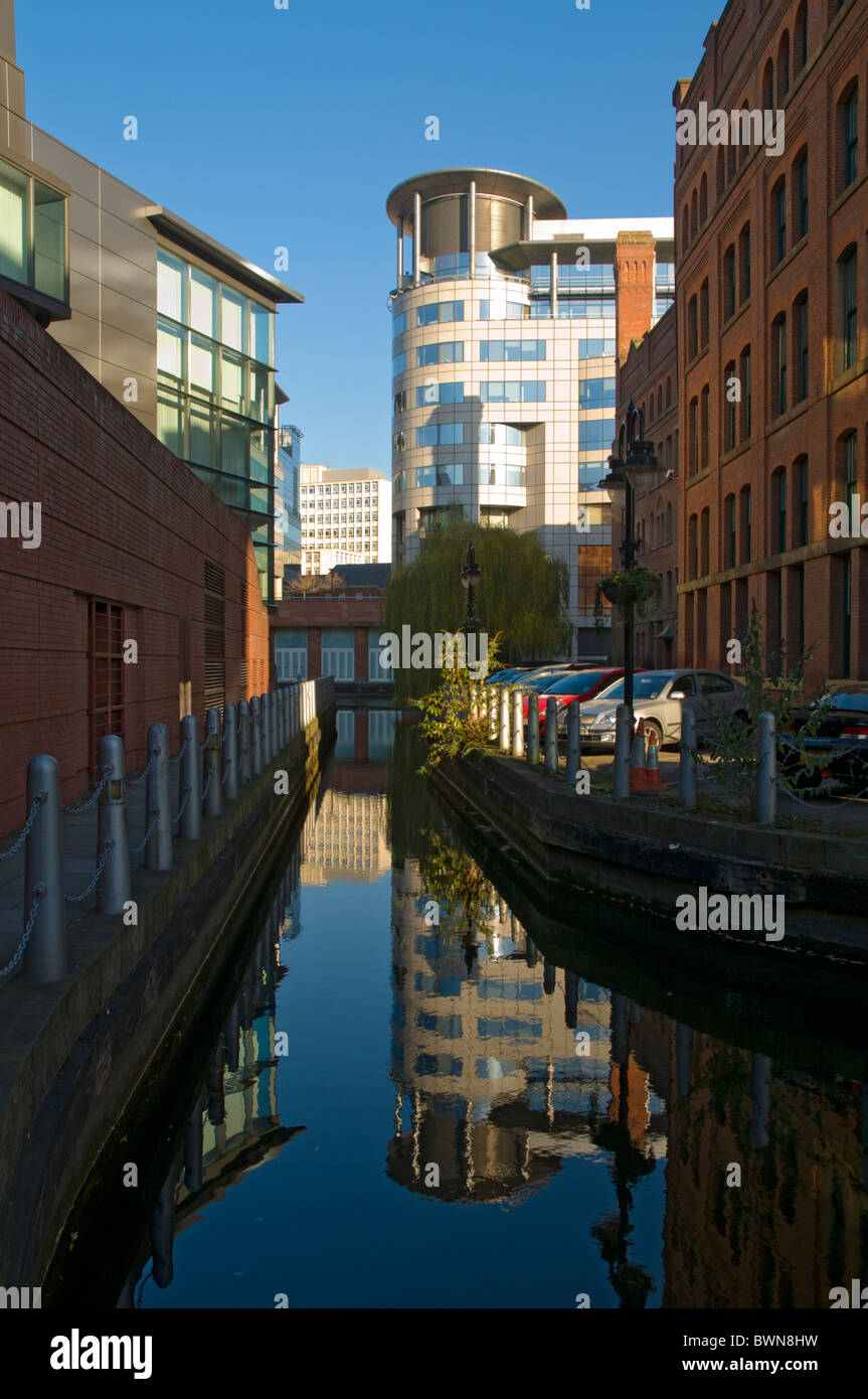L'ex-Manchester et Salford Junction Canal, aux côtés de la Bridgewater Hall menant à Barbirolli Square, Manchester, UK Banque D'Images