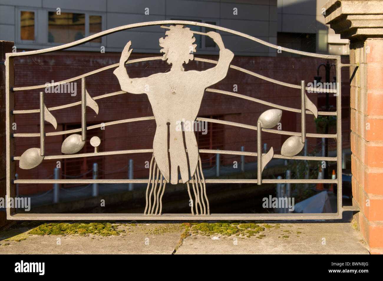 Les symboles musicaux sur le pont garde-corps, Great Bridgewater Street, Manchester, Angleterre, RU Banque D'Images