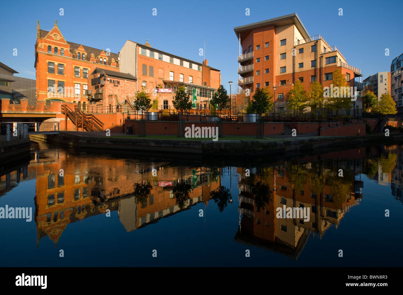 Blocs de bureaux et d'appartements se reflétant dans le canal Rochdale, centre de Manchester, Angleterre, Royaume-Uni Banque D'Images