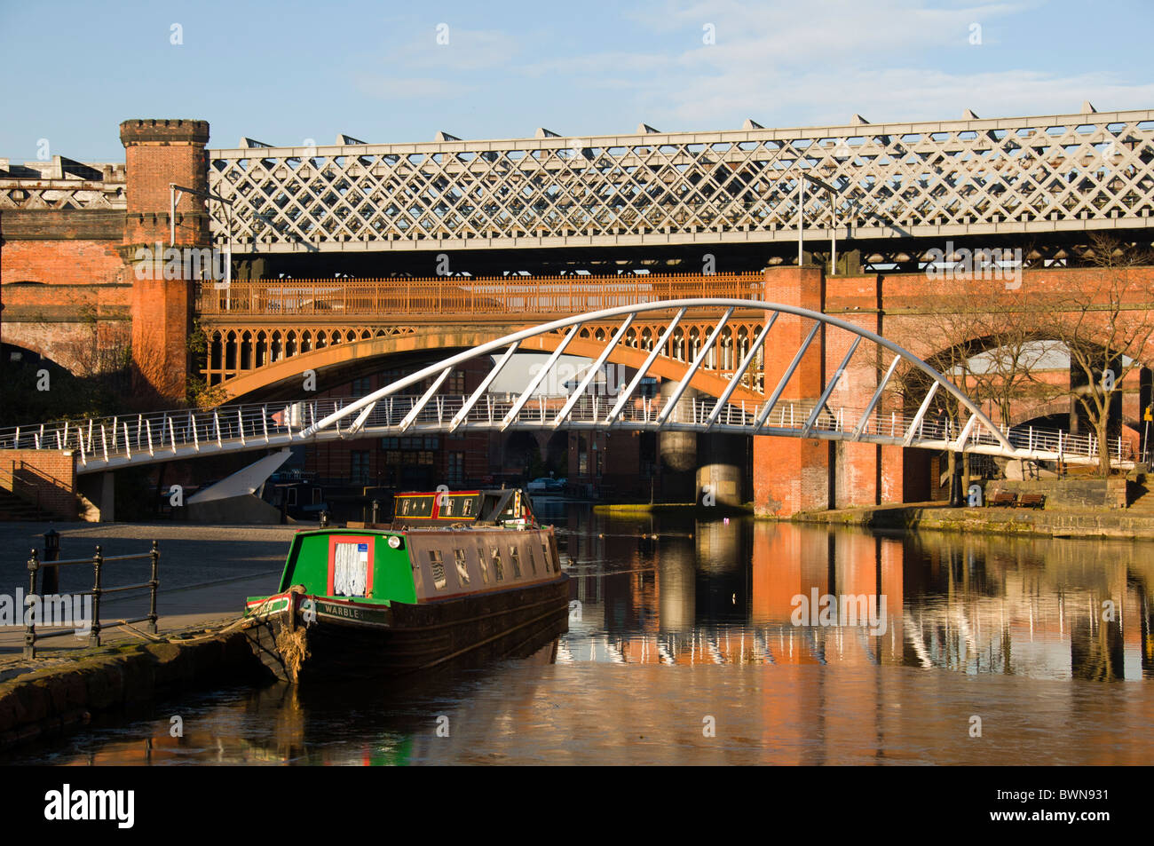 Ponts ferroviaires de l'époque victorienne, des marchands, pont moderne et canal 15-04, au bassin de Castlefield, Manchester, Angleterre, RU Banque D'Images
