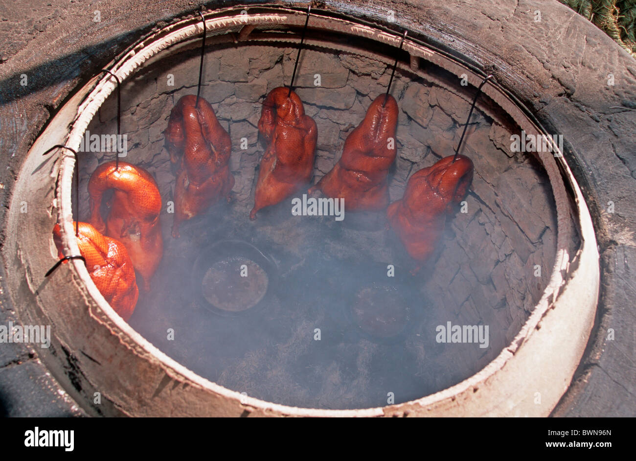 Asie Chine Yunnan Province Pékin canard canards le rôtissage, la cuisson traditionnelle four cuisinière Asie fumée Banque D'Images