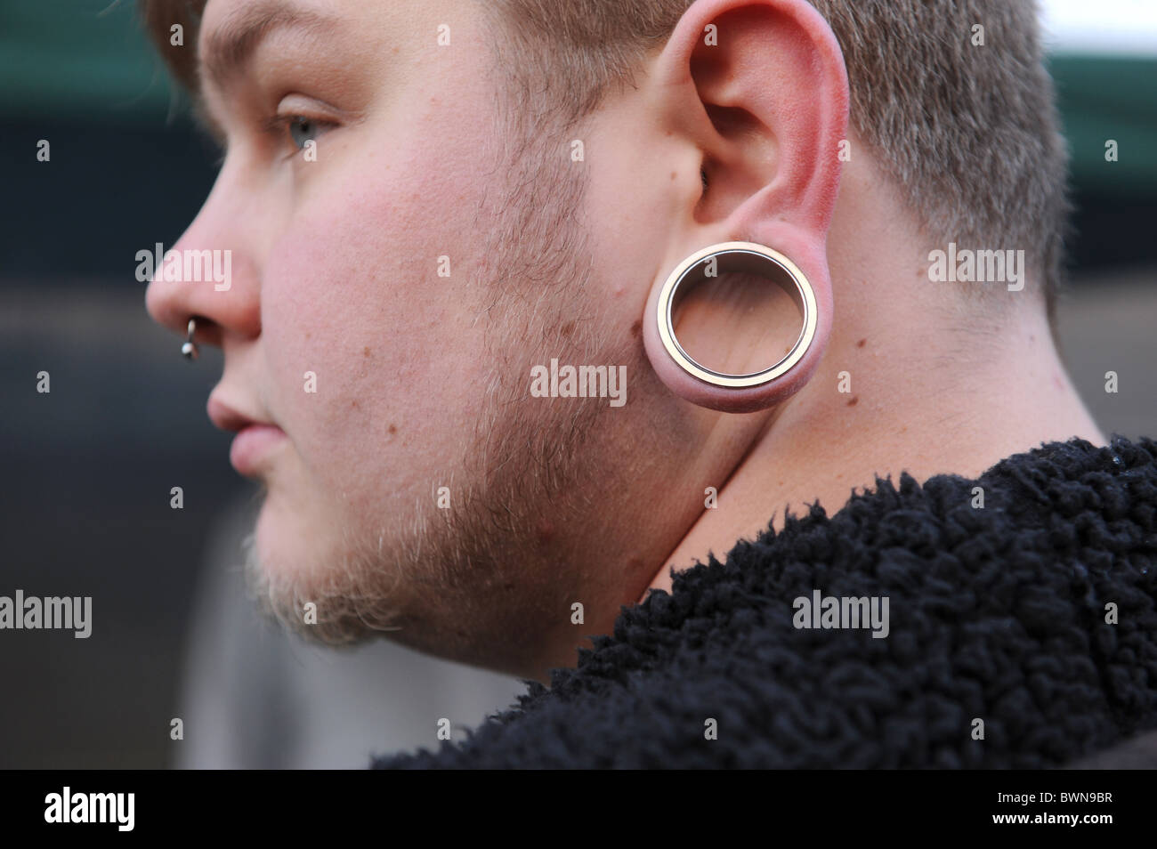 Sierkussen Piercing pour l'intérieur - Jeune homme avec des