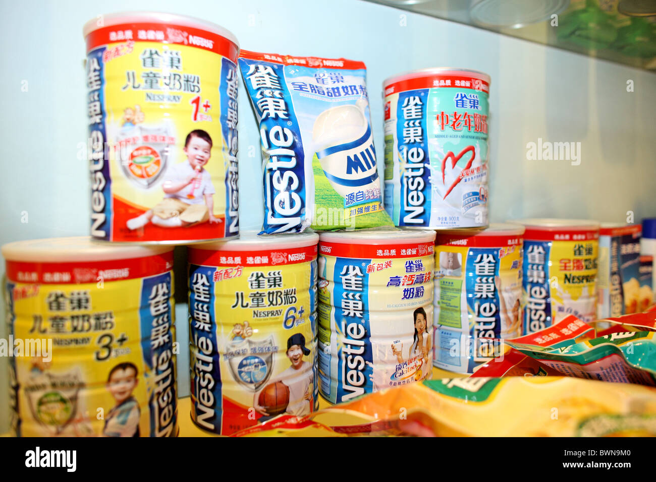 Asie Chine Avril 2008 mondial de l'alimentation de bébé Nestlé international marketing marque alimentaire boîtes boîtes chinois bébés Banque D'Images