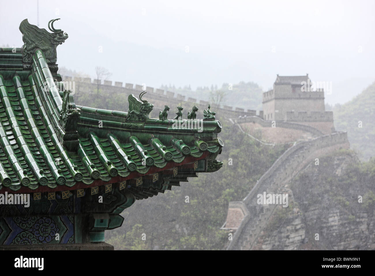 Asie Chine Grande Muraille de Chine Grande Muraille Avril 2008 site du patrimoine mondial de l'pluie pluie décoration toit Banque D'Images