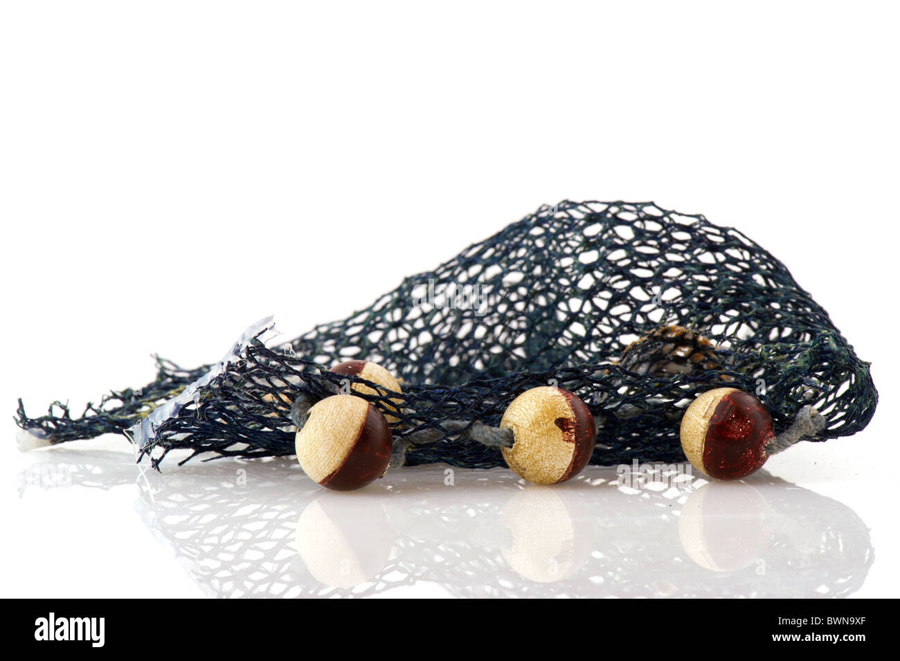 Filet de pêche bleu isolé par des bouchons de over white background Banque D'Images