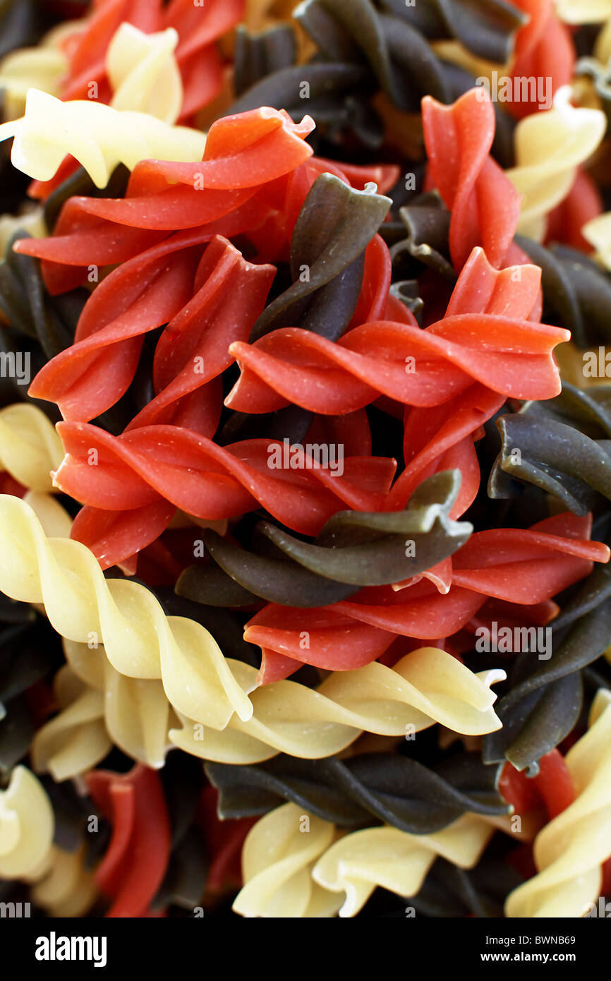 Les formes de pâtes fusilli tricolore Banque D'Images