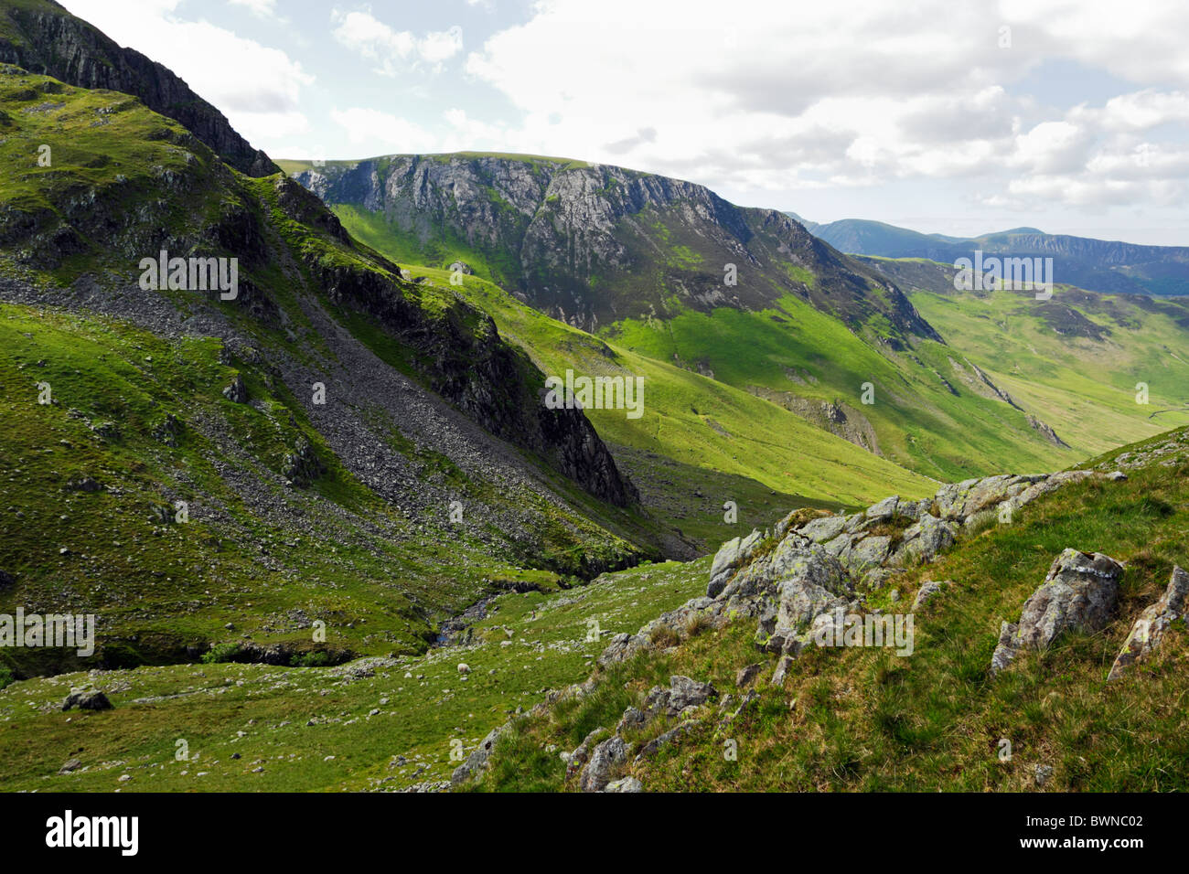 En regardant vers l'Hindscarth Crags de Dale Head dans le Parc National du Lake District, Cumbria, Angleterre. Banque D'Images