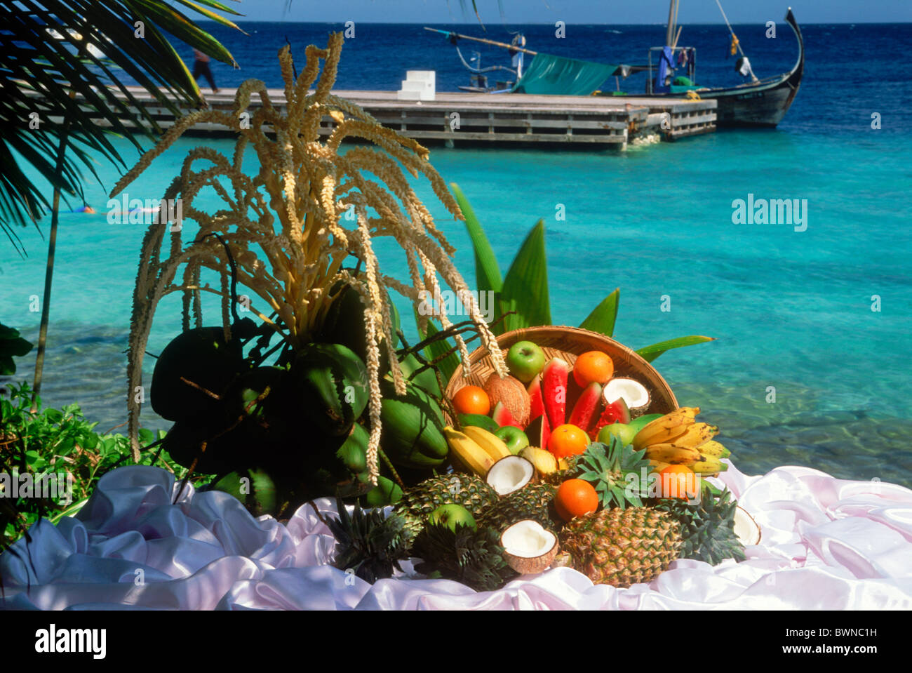 Corbeilles de fruits frais y compris la noix de coco, ananas, papaye, goyave et les pommes à côté de Harbour sur l'île de Soneva Gili aux Maldives Banque D'Images