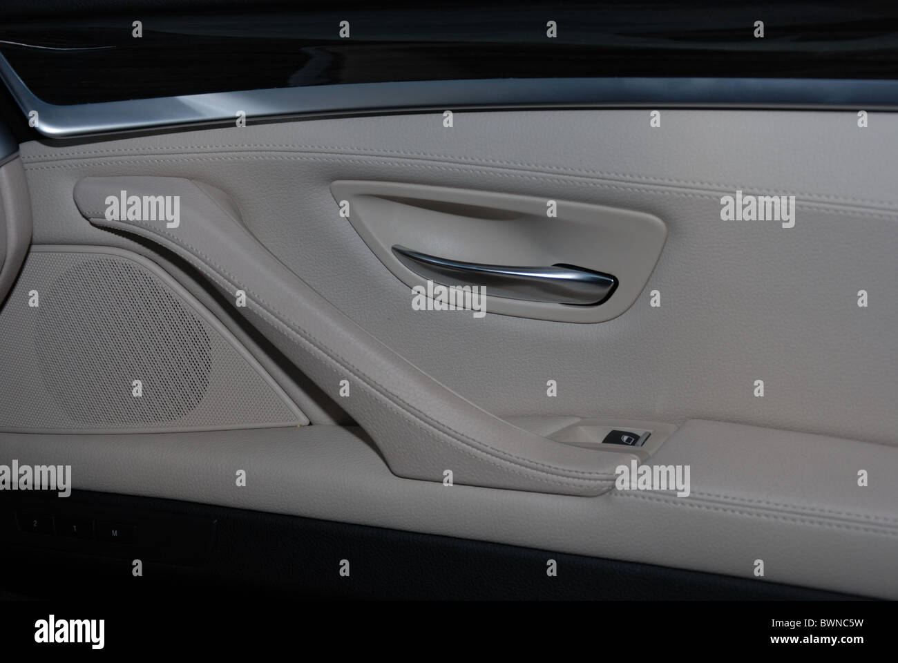 BMW 535i - 2010 - Mon argent métallisé - quatre portes (4D) - L'Allemand Premium berline de classe supérieure, E segment (segment) exécutif - portes Banque D'Images