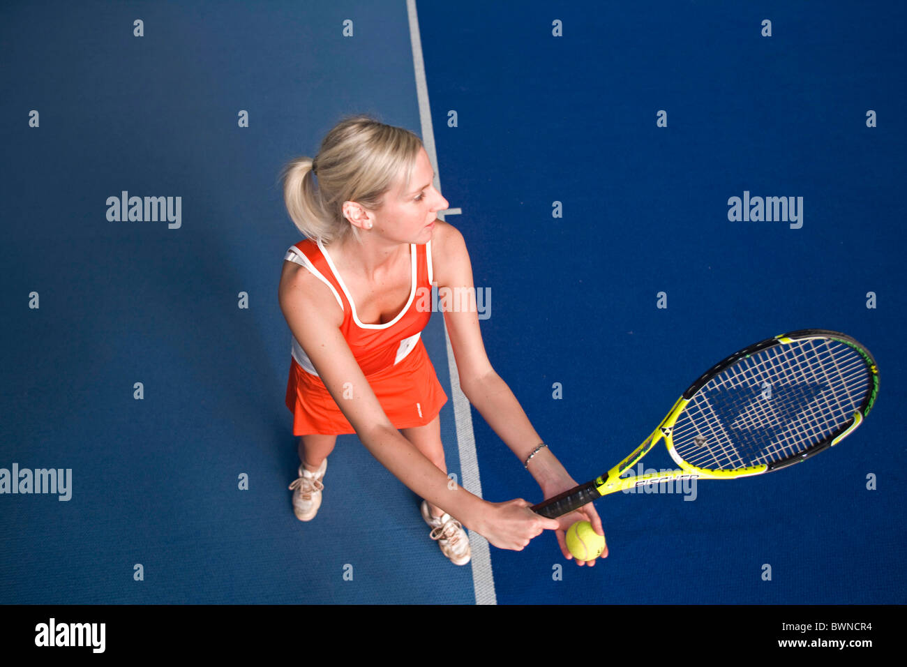 Autriche Europe Tennis Haute Autriche Ried tennis couvert femme robe rouge grève course raquette frappant Banque D'Images