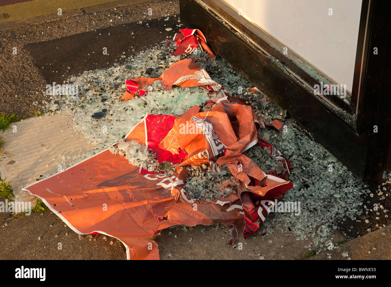 Verre brisé sur l'arrêt de bus vandalisés UK Banque D'Images