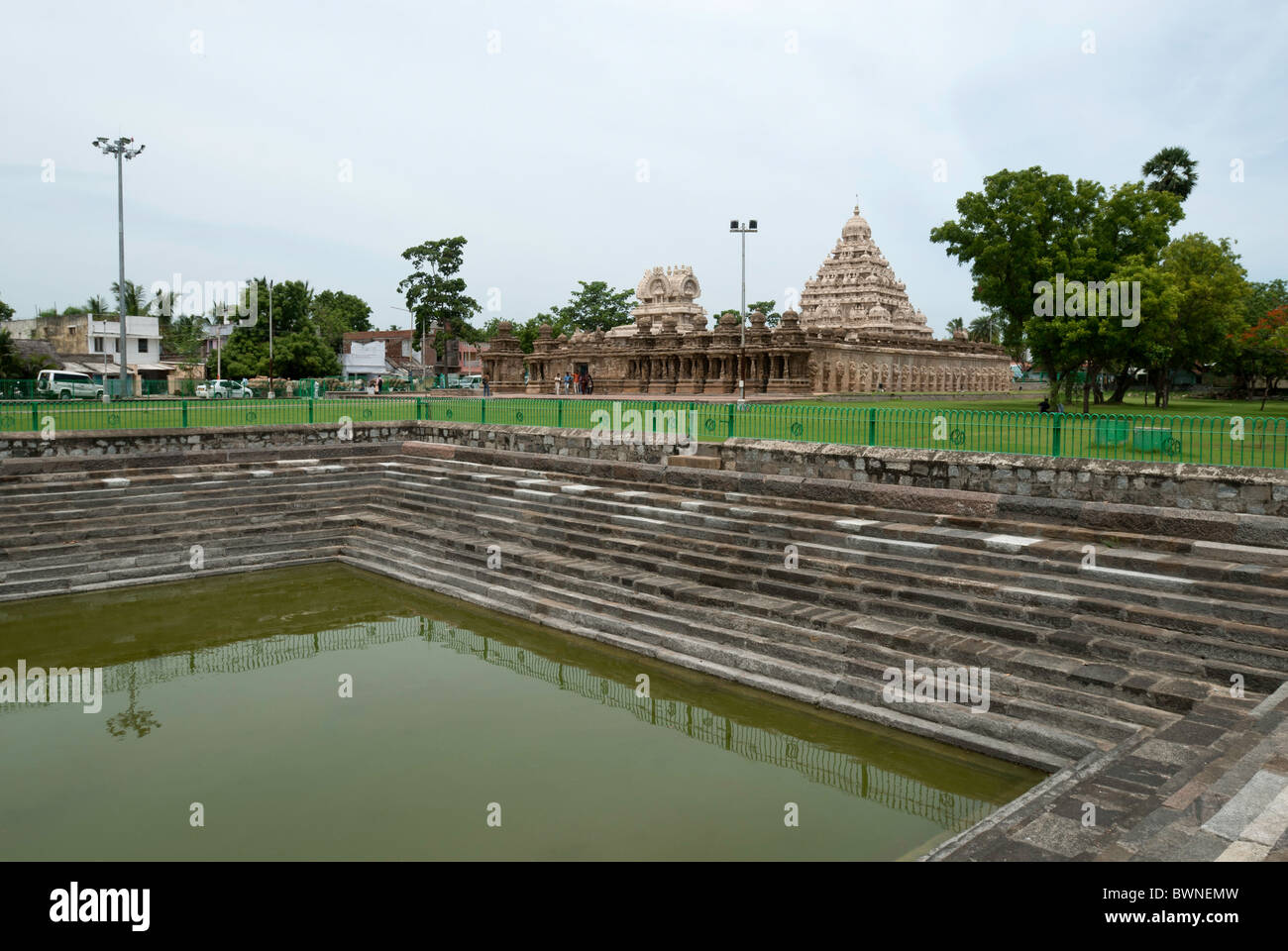 Le temple Kailasanatha avec réservoir en;Kanchipuram kancheepuram, Tamil Nadu, Inde. Banque D'Images
