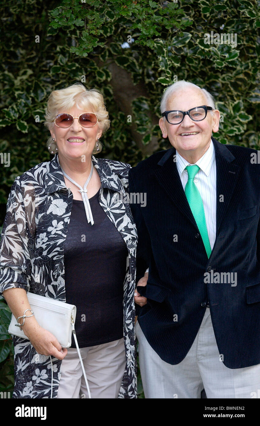 Ronnie Barker et femme joie à une célébrité partie à Chelsea Banque D'Images