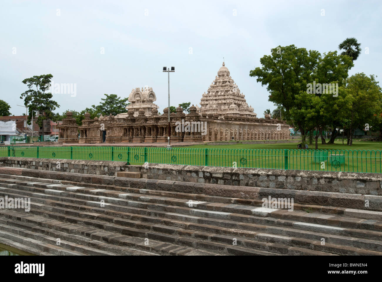 Le temple Kailasanatha avec réservoir en;Kanchipuram kancheepuram, Tamil Nadu, Inde. Banque D'Images