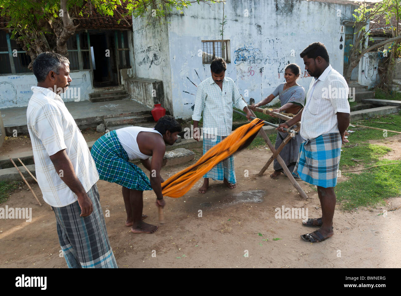 Fils de soie ; séchage ; Kanchipuram kancheepuram, Tamil Nadu, Inde. vieille tradition pratiqué par les tisserands dans leurs foyers . Banque D'Images