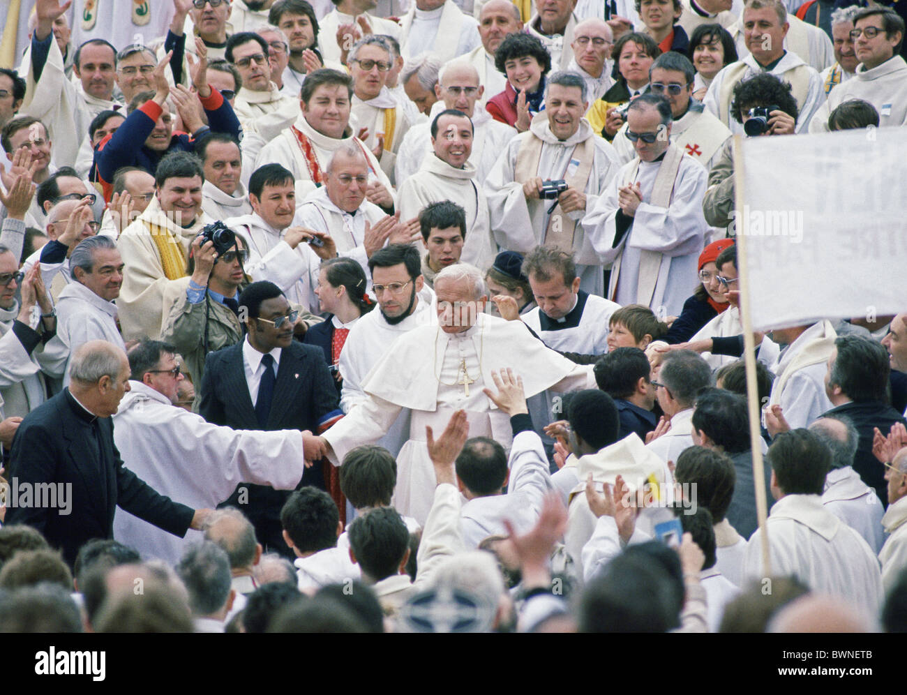 Le Pape Jean Paul II saluer les gens au cours d'une visite en Allemagne vers 1980 Banque D'Images