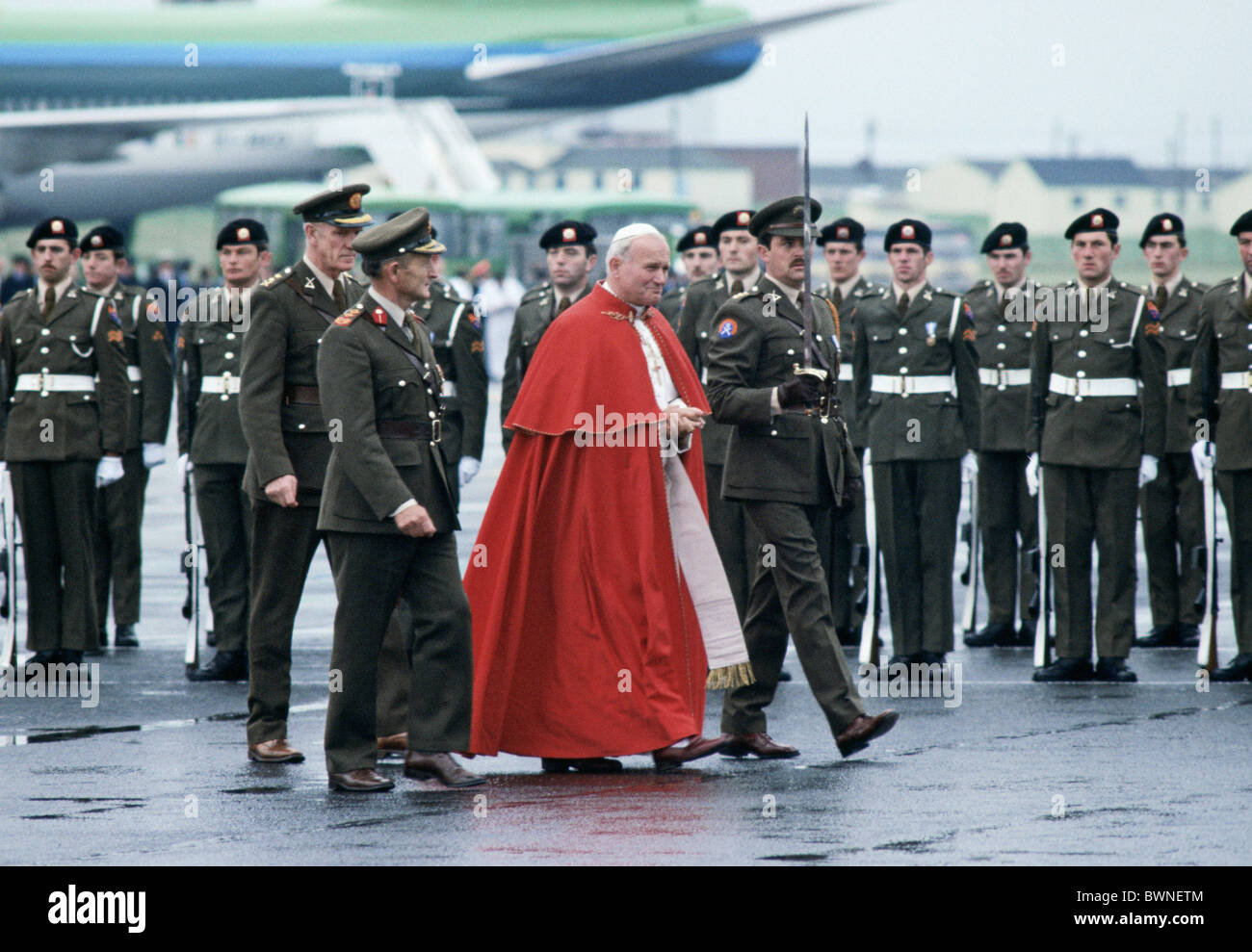 Le Pape Jean Paul II à l'aéroport de Shannon en Irlande Banque D'Images