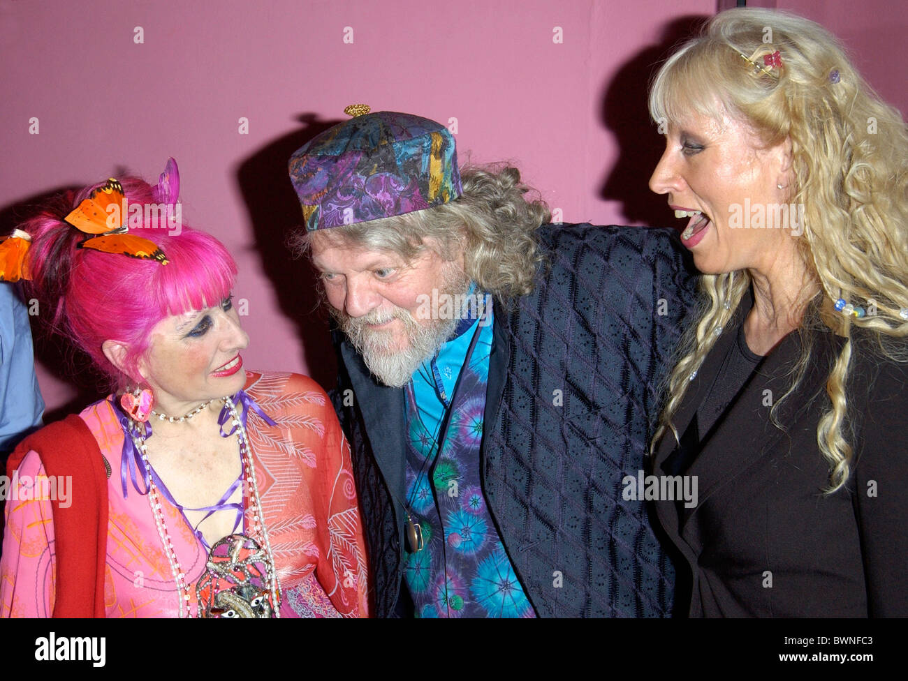 Zandra Rhodes concepteur avec le Marquis de Bath et Ulla Turner (contrôler l'ID) à l'ouverture de la mode et Textile Museum Bermondsey Banque D'Images