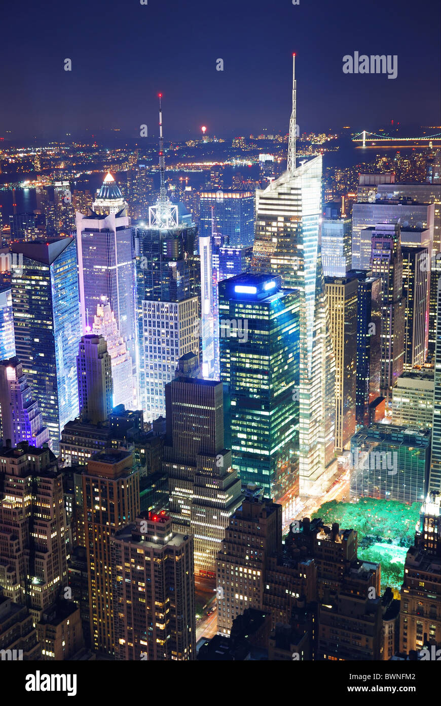 New York City Times Square Manhattan panorama vue aérienne de nuit avec des toits de gratte-ciel de bureaux allumés Banque D'Images