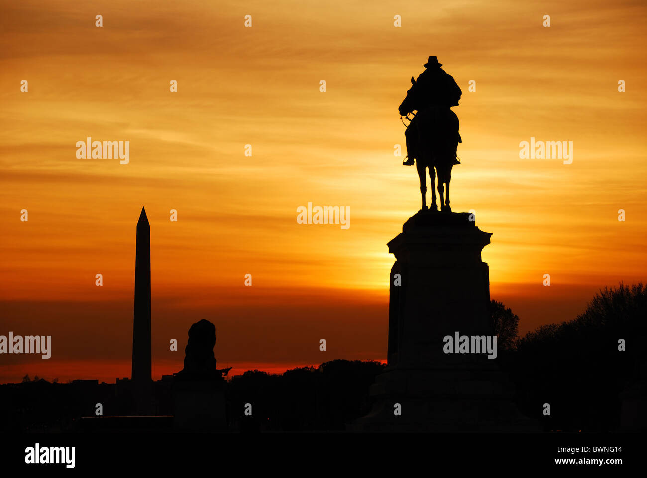 Statue du général Grant silhouette d'US Grant memorial et Washington Monument au coucher du soleil, à Washington DC. Banque D'Images