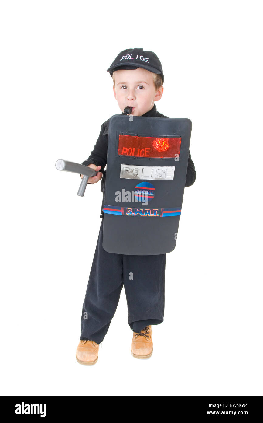 Adorable petit garçon imagination jouer dress up policier en service avec des menottes baton bouclier anti-émeute Banque D'Images