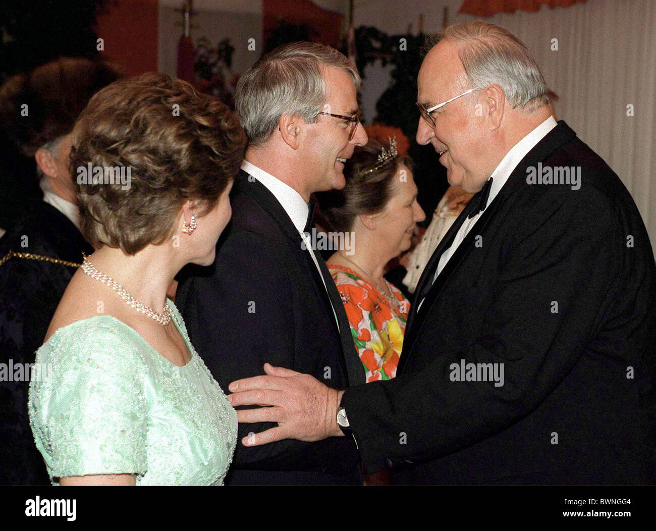 Le Chancelier Helmut KOHL DE L'Allemagne ACCUEILLE LE PREMIER MINISTRE JOHN MAJOR ET ÉPOUSE NORMA À VE commémorations en Grande-Bretagne Banque D'Images