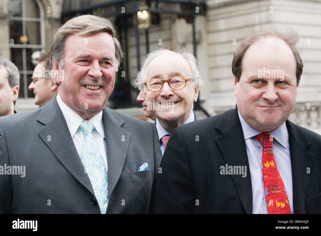 Les présentateurs radio Terry Wogan, David Jacobs et James Naughtie en dehors de la BBC à Londres Banque D'Images