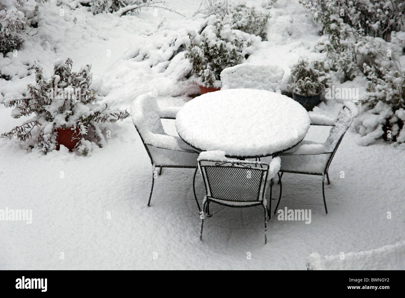 Rarement vu des couvertures de neige du jour au lendemain les meubles de patio dans le jardin à Cossington Polden Hills dans le Somerset, England, UK Banque D'Images