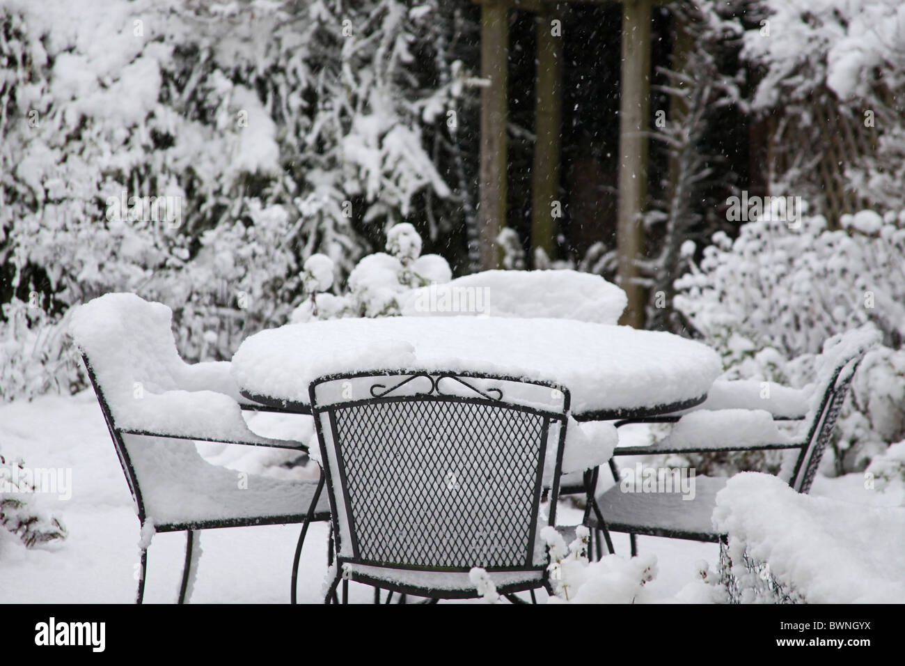 Rarement vu des couvertures de patio de neige la nuit dans le village de Cossington Polden Hills dans le Somerset, England, UK Banque D'Images