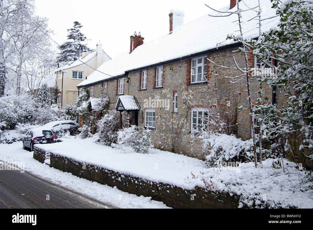 Rarement vu des couvertures de neige la nuit dans le village de chalets sur le Cossington Polden Hills dans le Somerset, England, UK Banque D'Images