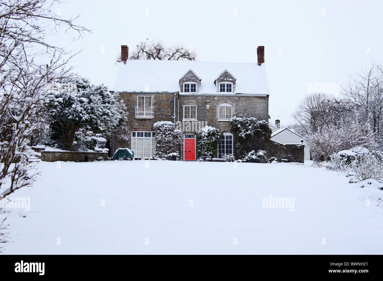 Rarement vu des couvertures de neige la nuit une maison du village de Cossington Polden Hills dans le Somerset, England, UK Banque D'Images