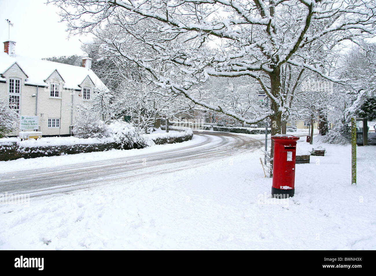 Rarement vu des couvertures de neige la nuit le village de Cossington Polden Hills dans le Somerset, England, UK Banque D'Images