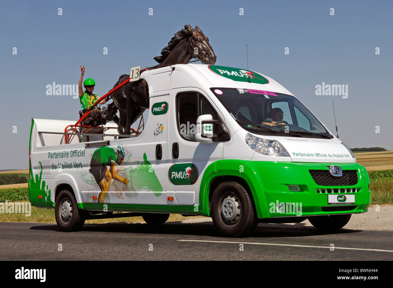 Vehicule Pmu Dans Le Tour De France La Caravane Publicitaire Pres De Reims Dans La Marne 51 Departement De France Photo Stock Alamy