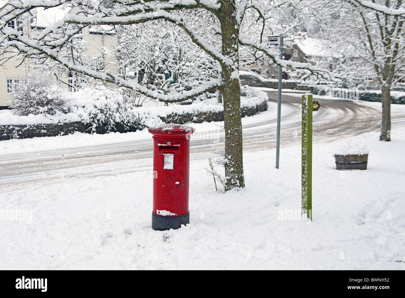 Rarement vu des couvertures de neige la nuit le village de Cossington Polden Hills dans le Somerset, England, UK Banque D'Images