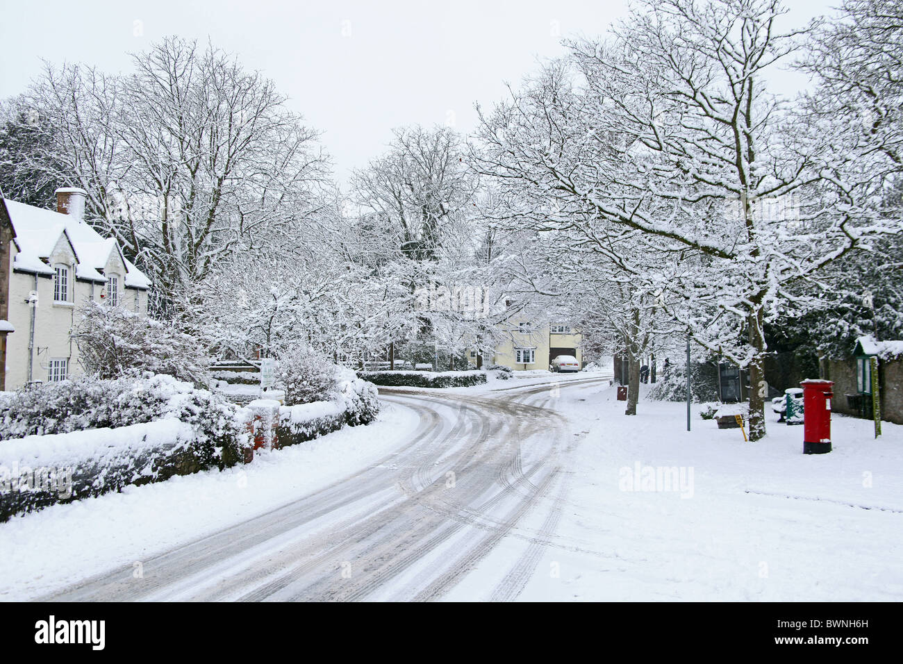 Rarement vu des couvertures de neige la nuit le village de Cossington Polden Hills dans le Somerset, England, UK Banque D'Images