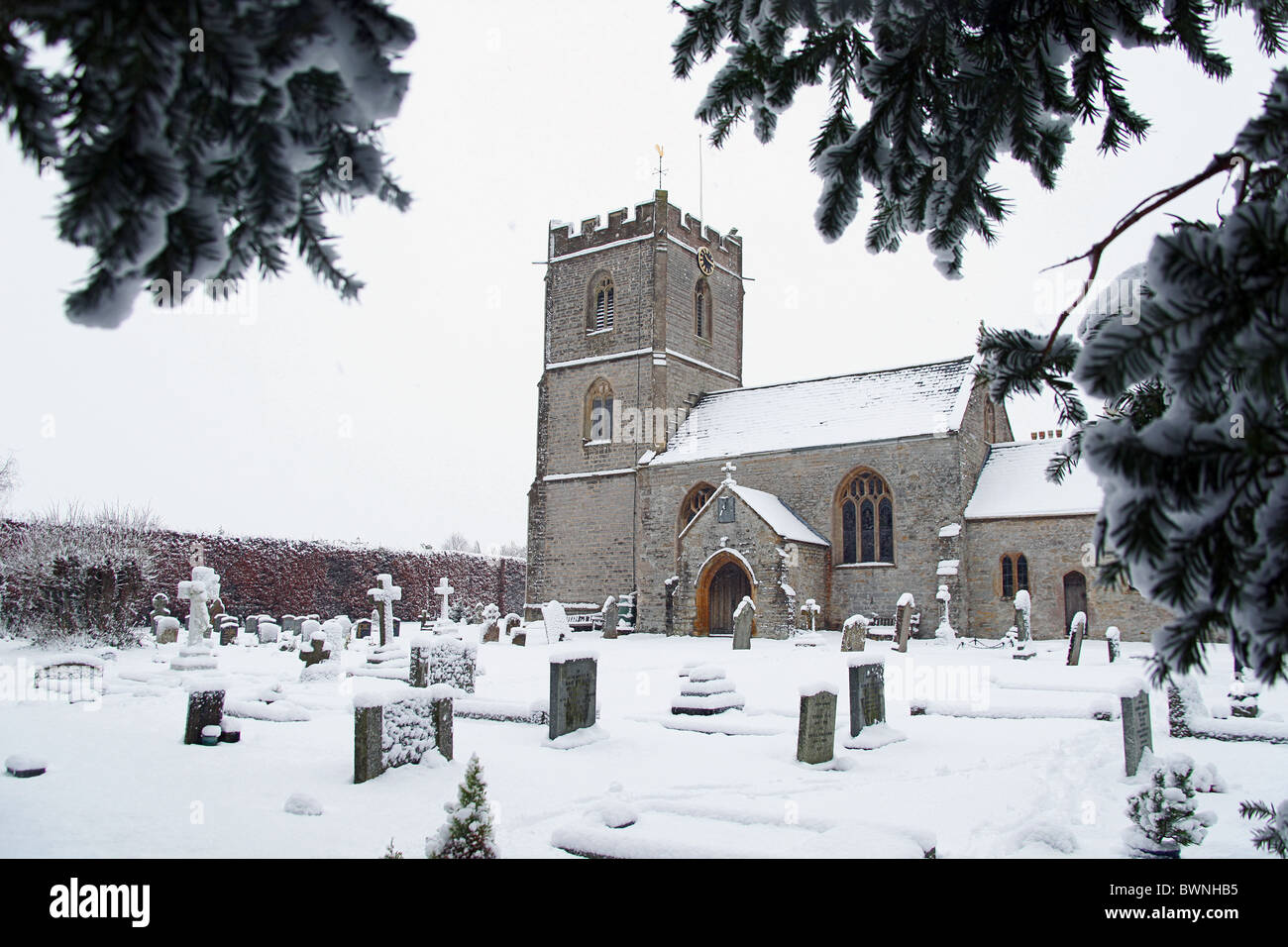 Rarement vu des couvertures de neige la nuit le cimetière dans le village de Cossington sur le Hiulls Polden à Somerset, England, UK Banque D'Images
