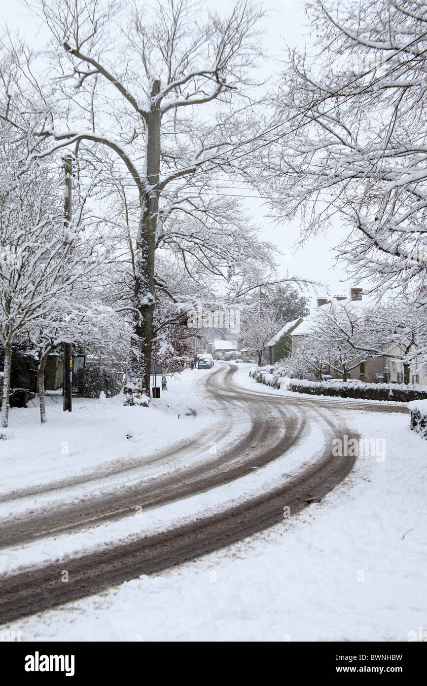Rarement vu des couvertures de neige la nuit le village de Cossington Polden Hills dans le Somerset, England, UK Banque D'Images