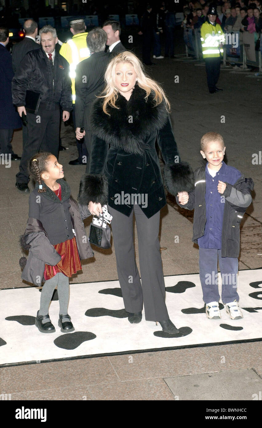 Célébrités À LA CHARITÉ PREMIÈRE DE WALT DISNEY FILM '102 DALMATIONS' AU CINÉMA ODEON DE LONDRES Banque D'Images