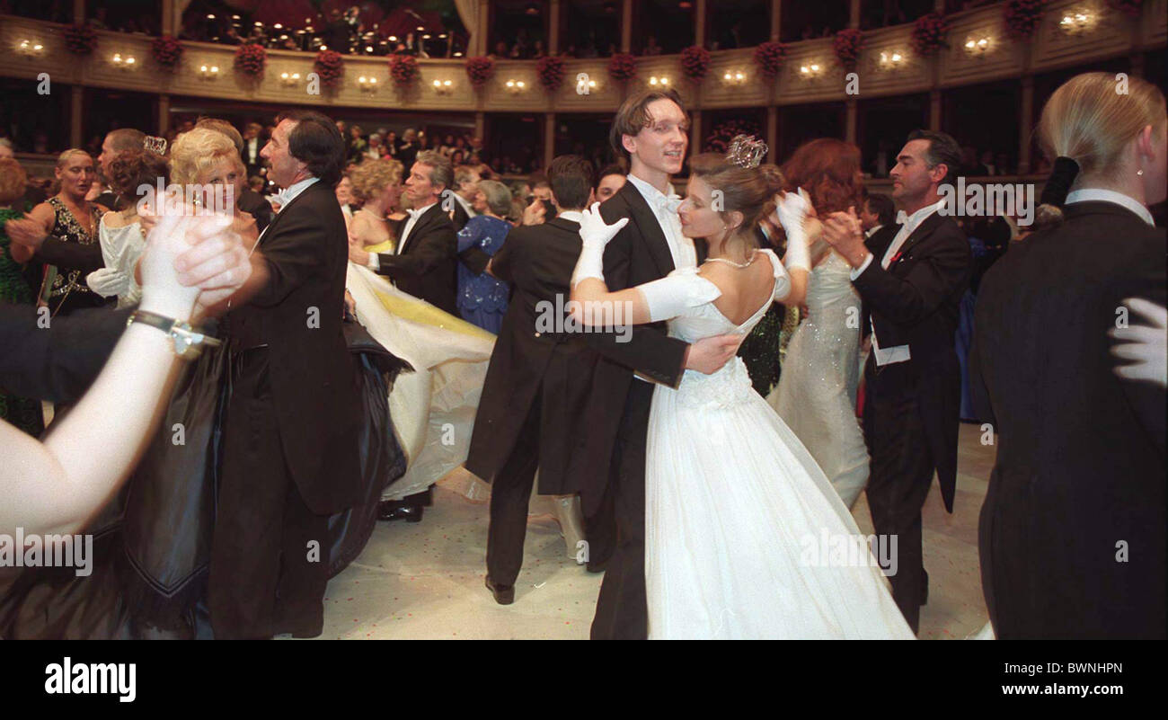 Danseurs WALZING BALL À L'Opéra de Vienne, Autriche. Banque D'Images